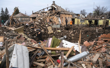 Czuhujiw, Ukraina, 15.02.2024. Zniszczenia spowodowane rosyjskim ostrzałem rakietowym w mieście Czuh