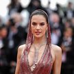 Alessandra Ambrosio, brazylijska modelka, przed pokazem filmu „Jeanne du Barry” podczas festiwalu w 