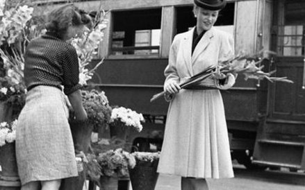 Warszawa, wrzesień 1946 roku. Modelka prezentuje strój kobiecy na jesień