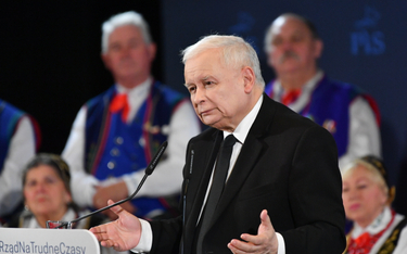 Szykuje się pozew przeciwko Kaczyńskiemu za słowa "kobiety dają w szyję"