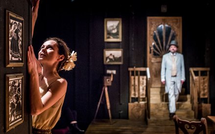 Ewa Kutynia gra kuzynkę pisarza i jego tłumaczkę Anielę Zagórską, a także Żonę Jessie