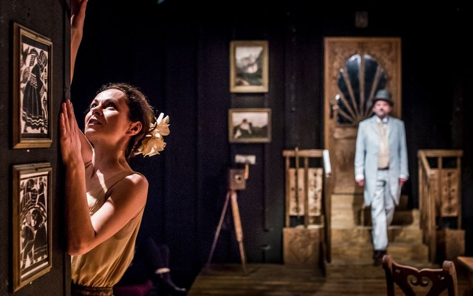 Ewa Kutynia gra kuzynkę pisarza i jego tłumaczkę Anielę Zagórską, a także Żonę Jessie