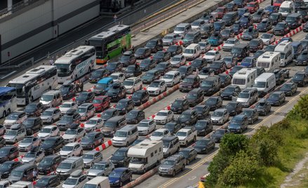 Chaos w Eurotunnelu opanowany. Gigantyczny korek pod kanałem La Manche się zmniejsza