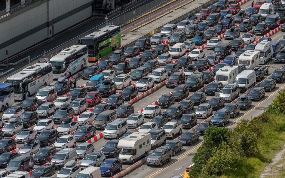 Chaos w Eurotunnelu opanowany. Gigantyczny korek pod kanałem La Manche się zmniejsza