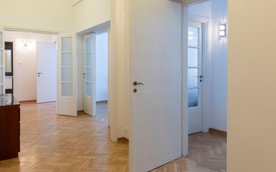 W skład mieszkania wchodzą kuchnia, trzy pokoje, przedpokój oraz łazienka z toaletą