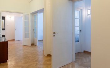 W skład mieszkania wchodzą kuchnia, trzy pokoje, przedpokój oraz łazienka z toaletą