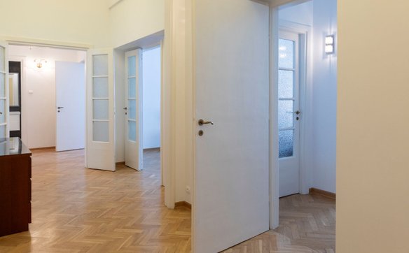 Do ważnego złożenia oferty wymagane jest wniesienie wadium. Cena wywoławcza mieszkania to 2,1 mln zł