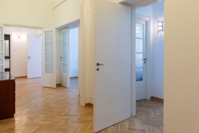 W skład mieszkania wchodzą kuchnia, trzy pokoje, przedpokój oraz łazienka z toaletą