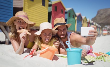 Wrzucanie do internetu zdjęć i filmików z wakacji - czym lepiej się nie dzielić