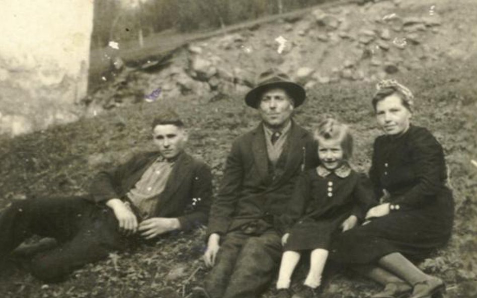 Paweł Łabaszczuk ze swoją ukraińską żoną i dziećmi. Od lewej zamordowani Władek i Zosia. Również żon