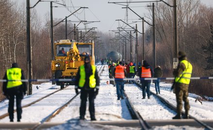 Służby w miejscu wykolejenia pociągu towarowego w okolicach miejscowości Jaroszowa Wola w lutym br.