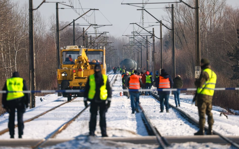 Służby w miejscu wykolejenia pociągu towarowego w okolicach miejscowości Jaroszowa Wola w lutym br.