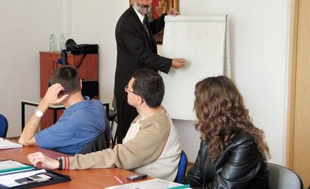 Studia podyplomowe kończą się egzaminem końcowym, a nie dyplomowym, a tylko ten drugi daje prawo do 