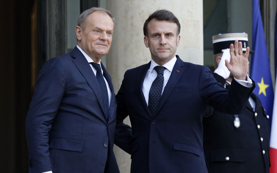 Premier Donald Tusk i prezydent Emmanuel Macron przed rozpoczęciem szczytu w Paryżu