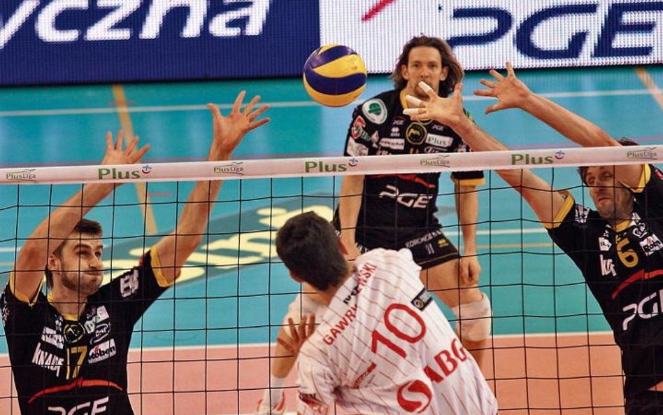 Stephane Antiga (w środku) oraz Dawid Murek (z prawej) i Marcin Możdżonek w ostatnim, wygranym final