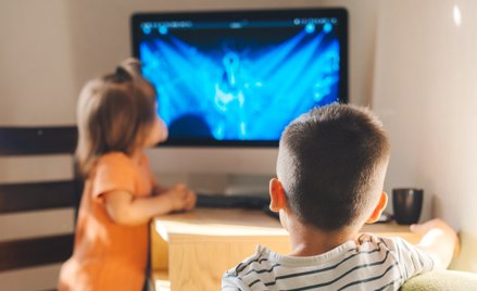 Nowe wytyczne pediatrów obejmują nie tylko telewizję, smartfony i platformy społecznościowe, ale rów