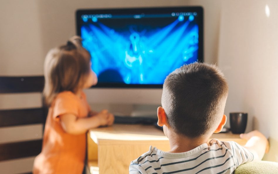 Nowe wytyczne pediatrów obejmują nie tylko telewizję, smartfony i platformy społecznościowe, ale rów