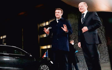 Emmanuel Macron był we wtorek w Berlinie u Olafa Scholza (z prawej)