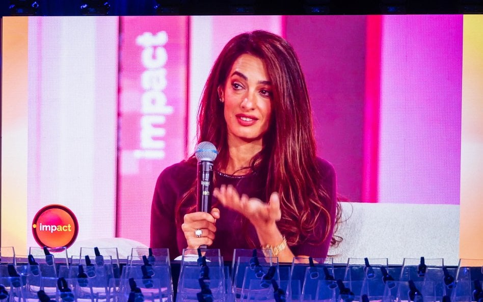Prawniczka Amal Clooney przemawia podczas kongresu Impact'26 w Poznań Congress Center.