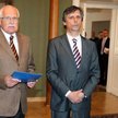 Prezydent Vaclav Klaus (z lewej) i premier Jan Fischer