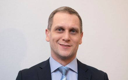 Apelowałbym do spółek, które są na granicy 500 pracowników, by dały jasny sygnał, że zamierzają się 