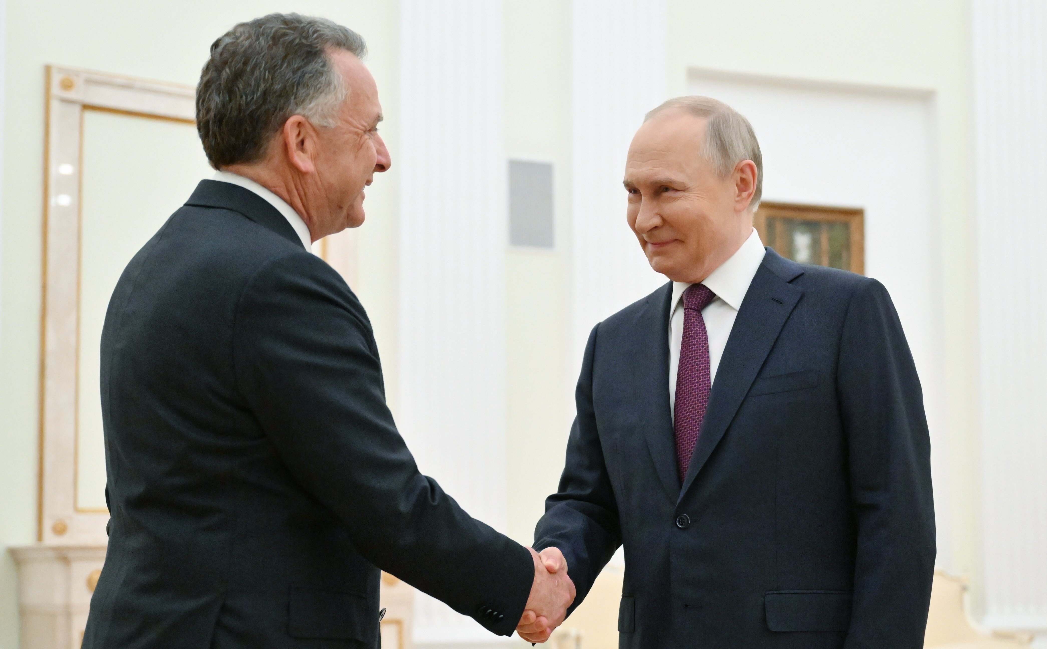 Zwycięski uśmiech Władimira Putina. USA i Rosja mają handlować cudzymi terytoriami