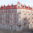 Dach budynku wieńczą typowe dla eklektycznego neorenesansu detale architektoniczne.