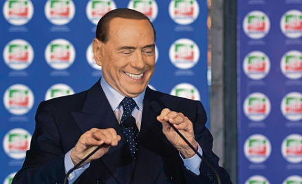 Skąd 81-letni Berlusconi, który w zeszłym roku przeszedł operację na otwartym sercu, czerpie siły do