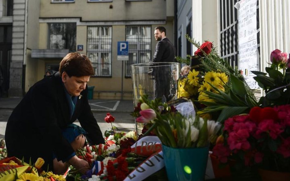 Beata Szydło (na zdjęciu pod belgijską ambasadą) nie widzi możliwości, by Polska dziś przyjęła uchod