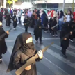 Parada w Indonezji. Przedszkolaki w strojach dżihadystów