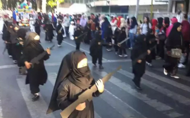 Parada w Indonezji. Przedszkolaki w strojach dżihadystów