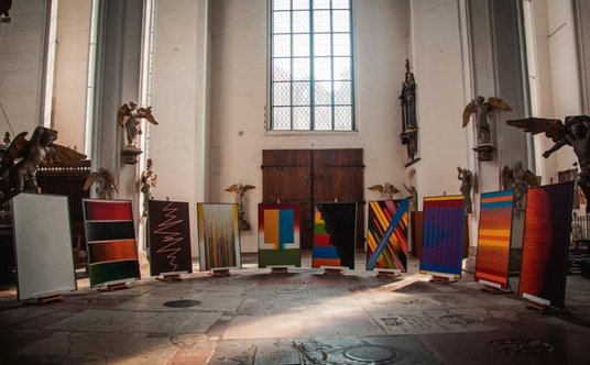 Malowanie Dziesięciorga Przykazań. Widok wystawy w Bazylice Mariackiej w Gdańsku, 2005 rok. Za Dekal