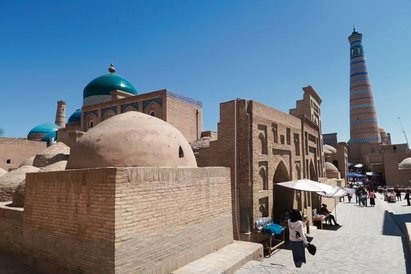 Chiwa jest wpisana na listę światowego dziedzictwa UNESCO. Po prawej 44-metrowy minaret Islam Hodża.