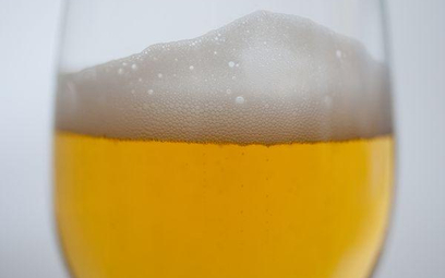 Polacy piją więcej taniego piwa