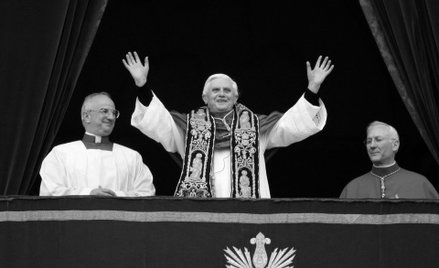 Papież Benedykt XVI po wyborze przez konklawe w 2005 r.