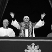 Papież Benedykt XVI po wyborze przez konklawe w 2005 r.