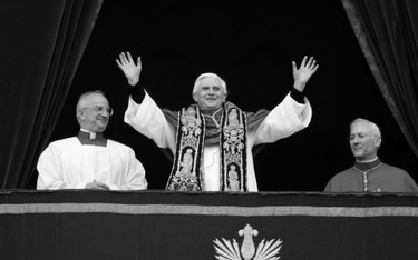 Papież Benedykt XVI po wyborze przez konklawe w 2005 r.