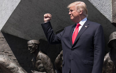 Prezydent USA przy pomniku Powstania Warszawskiego na placu Krasińskich w Warszawie. Z tyłu gmach Są