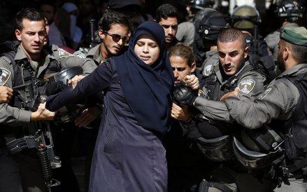 Izraelskie siły bezpieczeństwa aresztują palestyńską kobietę podczas starć między protestującymi, a 