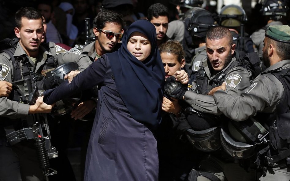 Izraelskie siły bezpieczeństwa aresztują palestyńską kobietę podczas starć między protestującymi, a 