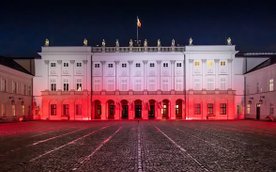 Nowa tradycja w Pałacu Prezydenckim. Cykliczne ceremonie zmiany flagi państwowej