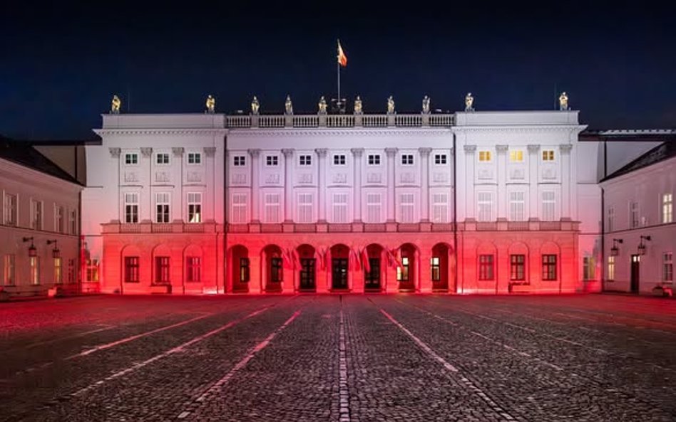 Nowa tradycja w Pałacu Prezydenckim. Cykliczne ceremonie zmiany flagi państwowej
