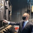 Prezydent Andrzej Duda pokazywał i chwalił ubrania Red is bad