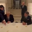 Donald Trump podpisuje porozumienie z Iranem