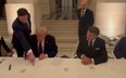 Donald Trump podpisuje porozumienie z Iranem