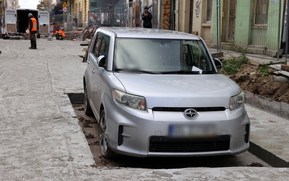 Pozostawiony na placu budowy samochód nie został odholowany, więc budowlańcy wylali beton wokół auta