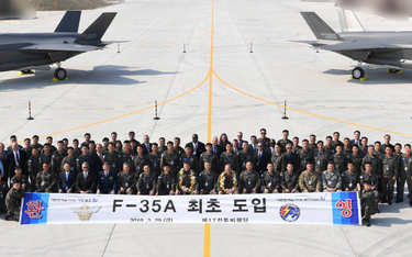 Do południowokoreańskiej bazy Cheongju dotarły dwa pierwsze samoloty wielozadaniowe F-35A. Fot. Mini