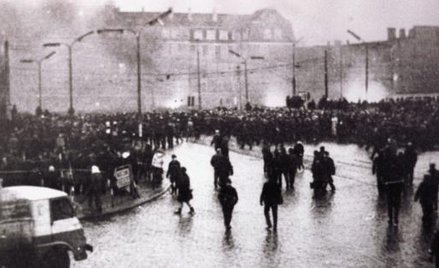 Demonstranci przed Komendą Miejską MO w Gdańsku. W budynku Lech Wałęsa miał rozmawiać z komendantem,