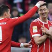Robert Lewandowski przyjmuje gratulacje od Jamesa Rodrigueza