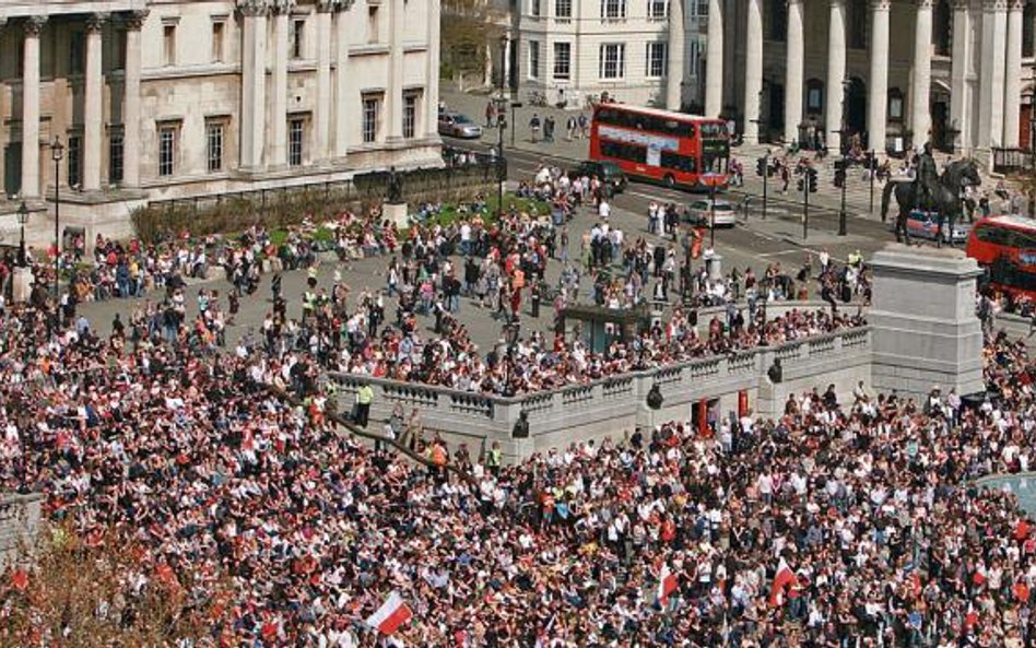 Na Trafalgar Square Polacy z flagami i kwiatami pojawiali się w niedzielę już od godziny 10 rano